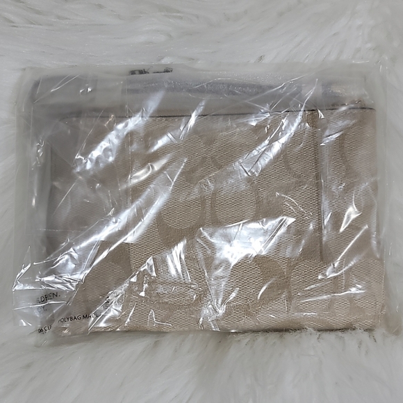 NEW Coach Corner Zip Wristlet in Signature Canvas - Picture 6 of 7